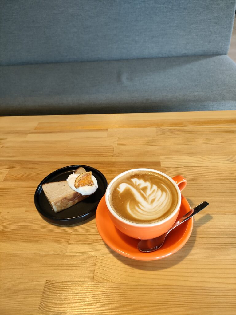 244.coffeeカフェラテ、紅茶のバスクチーズケーキ