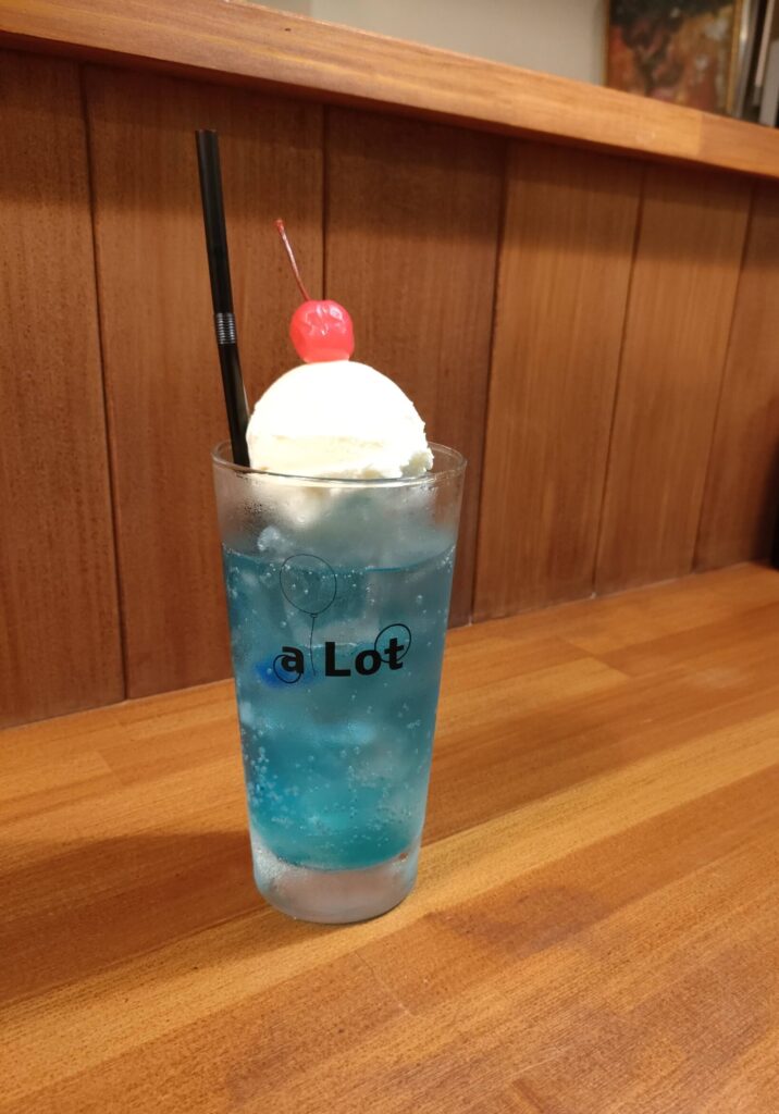 a Lotブルーのクリームソーダ